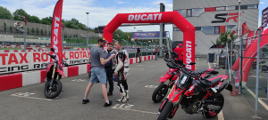 Okruhové testování Hypermotard 698 Mono